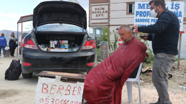 Hataylı depremzede berber iş yerini otomobiline taşıdı